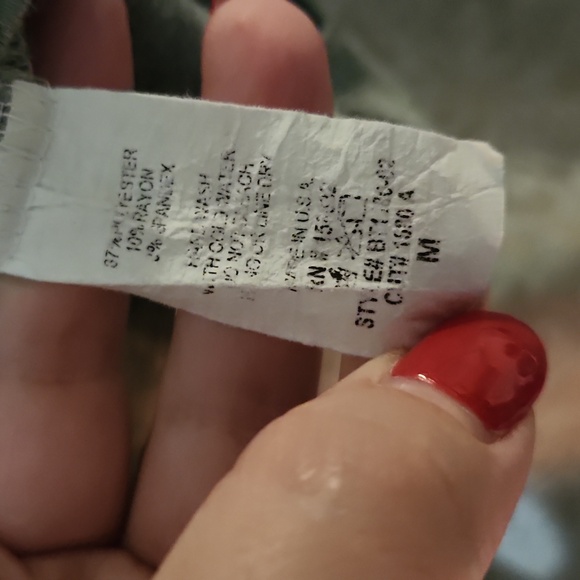 Boutique BiBi Camoflouge Off Shoulder Lightweight Oversized Sweater Size Medium - Picture 3 of 6